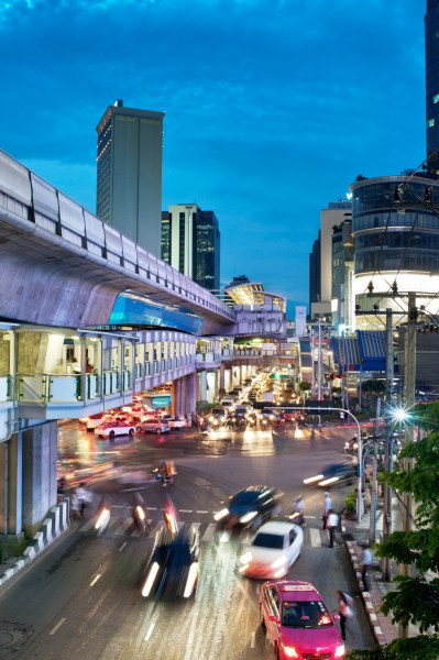 Rues de Bangkok la nuit