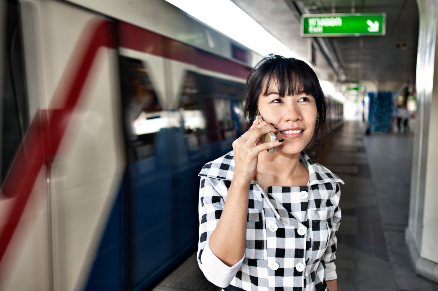 femme au téléphone à la gare photographie de voyage 35mm