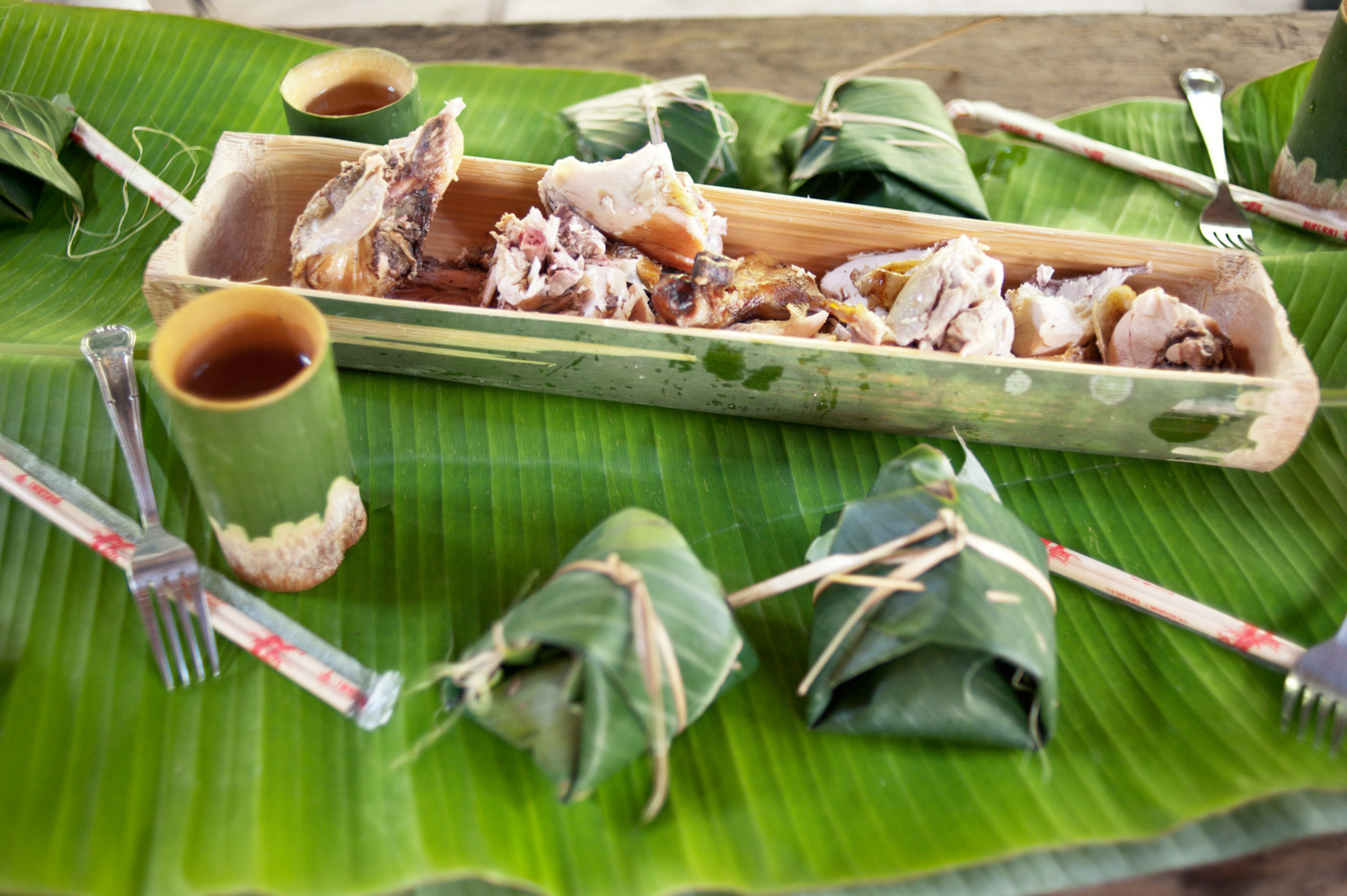 déjeuner de poulet servi sur bambou et feuille de bananier