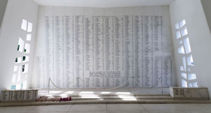 La salle du sanctuaire où sont inscrits les noms de ceux qui sont morts à bord de l'USS Arizona le 7 décembre 1941.